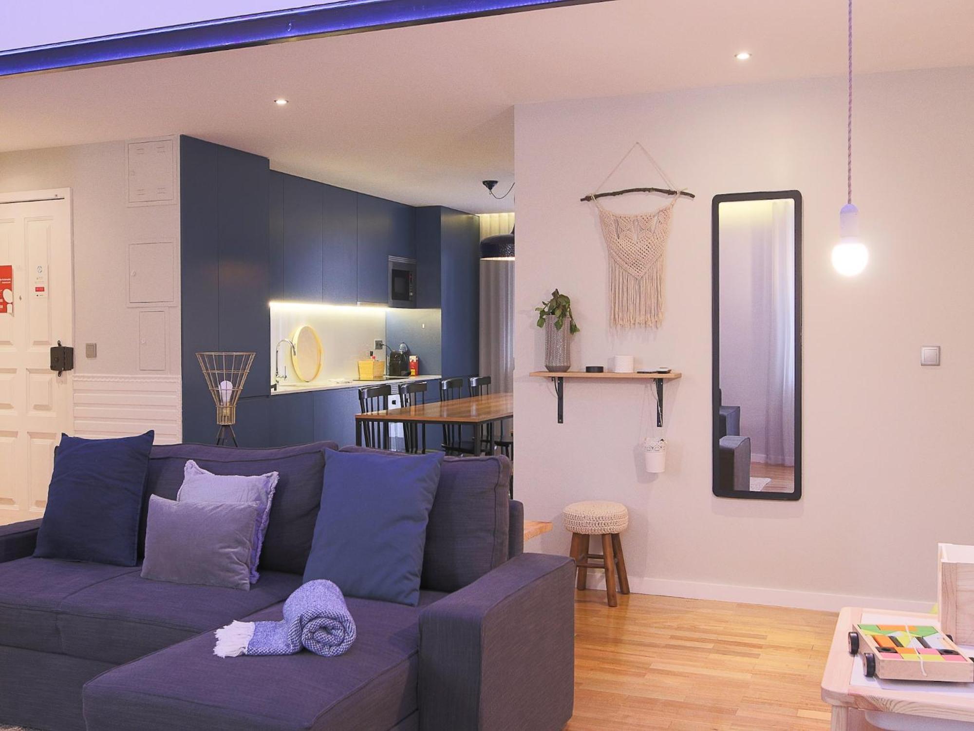 Modern For 13 Guests Apartment *