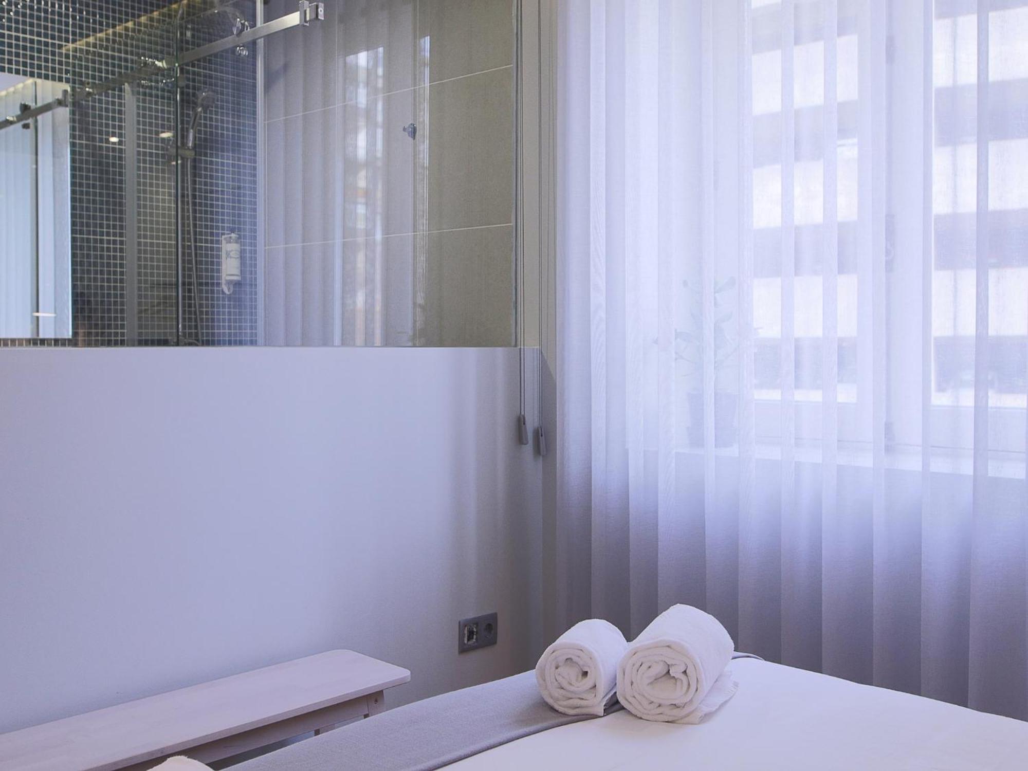 Modern For 13 Guests * Porto