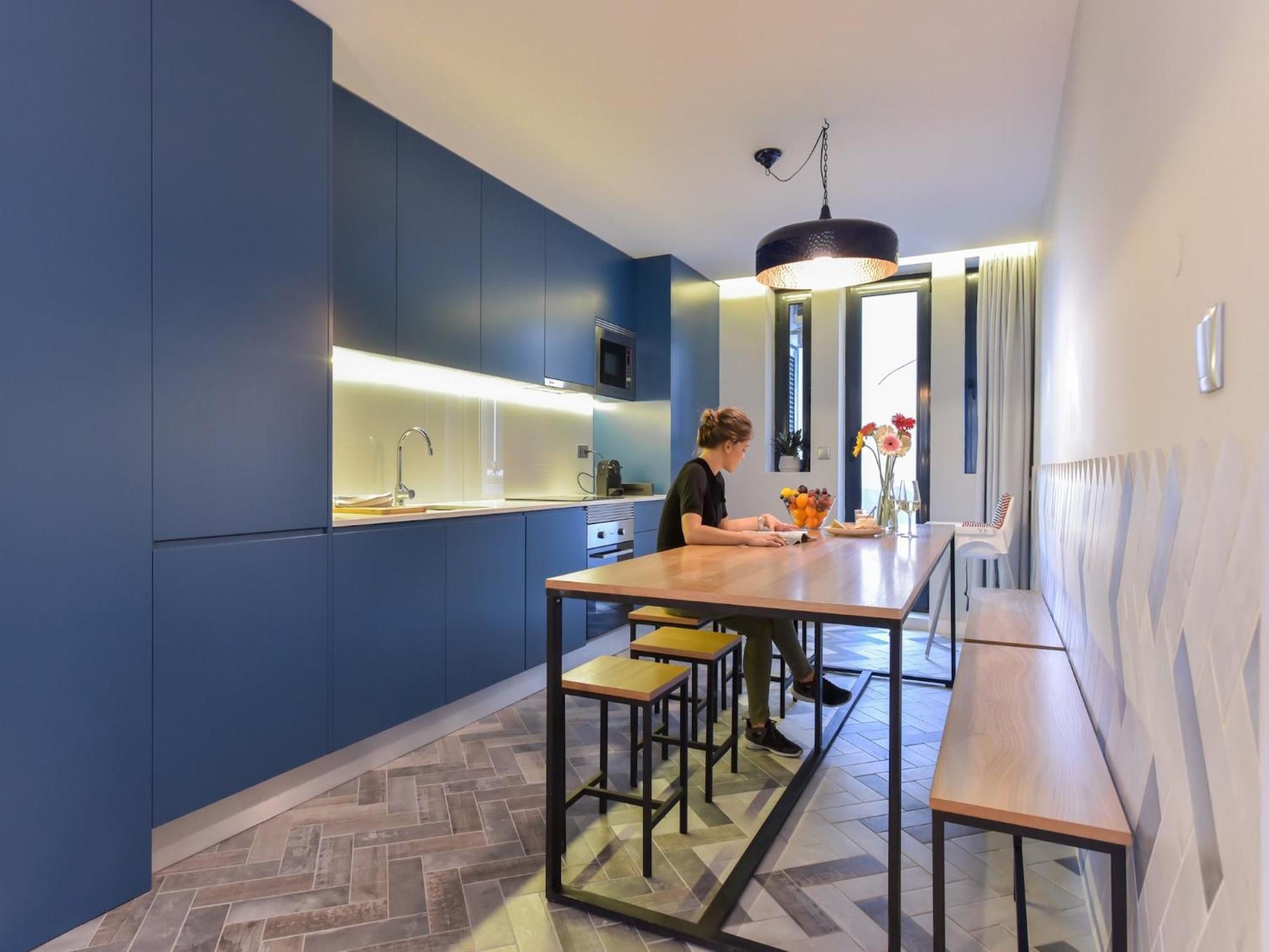 Modern For 13 Guests Apartment *
